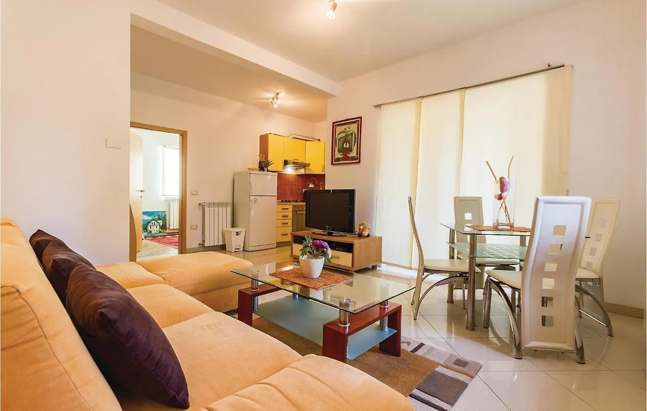 Holiday home Nice Home In Liznjan With Outdoor Swimming Pool