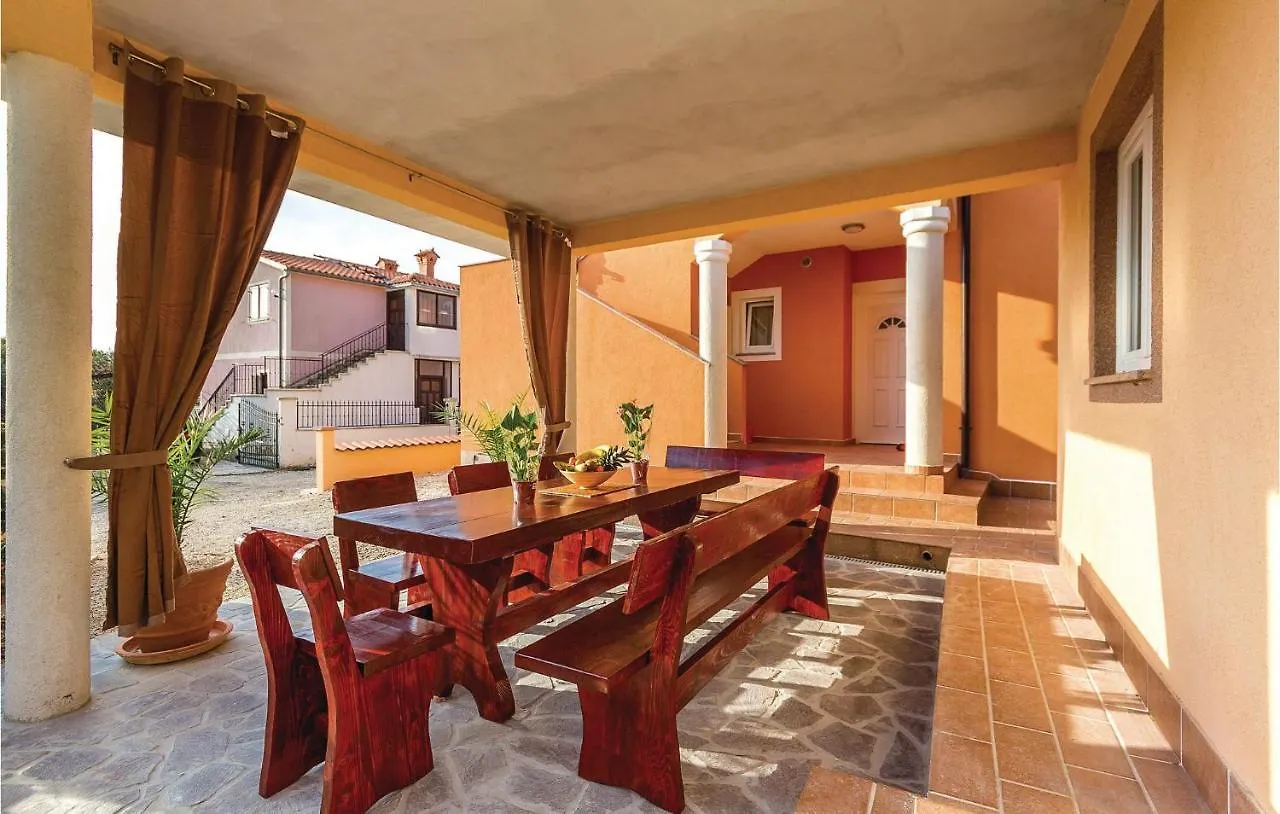 Nice Home In Liznjan With Outdoor Swimming Pool 0*,