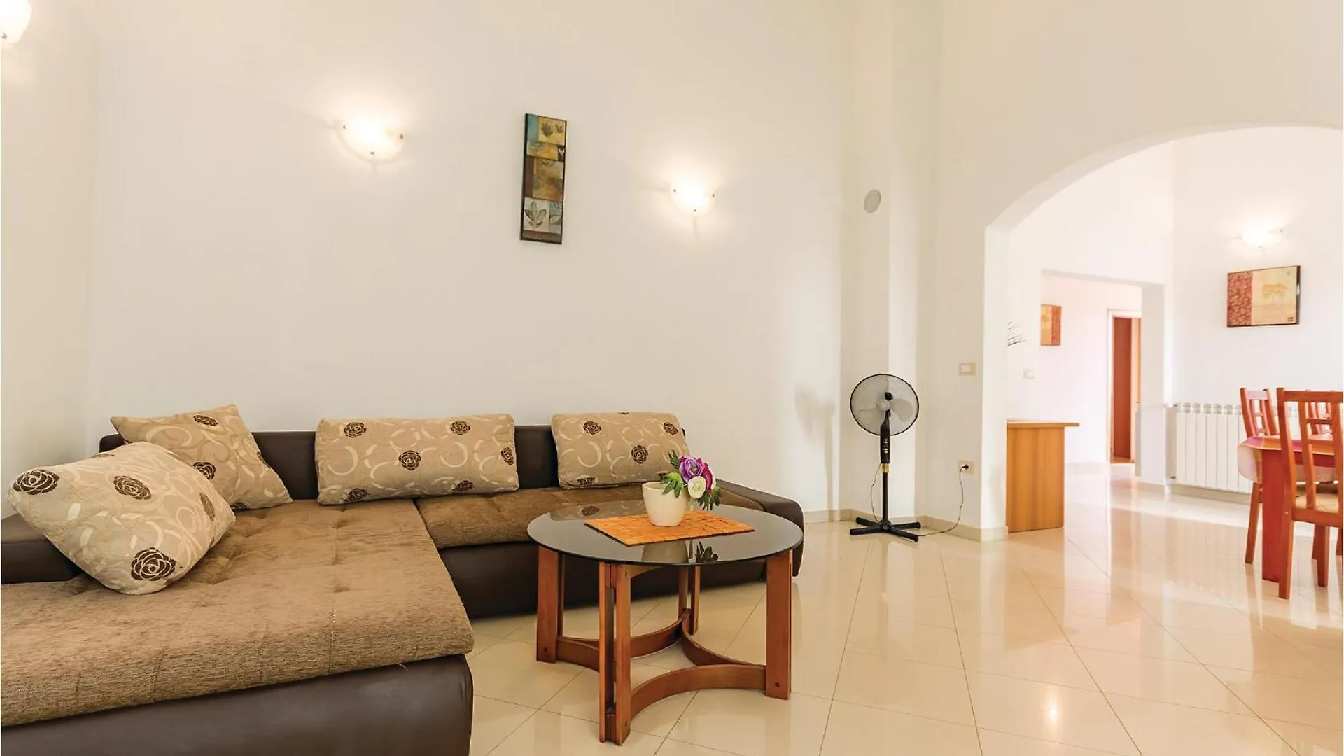 Nice Home In Liznjan With Outdoor Swimming Pool